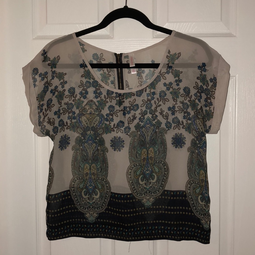 Xhileration top cream & black w/pattern & border